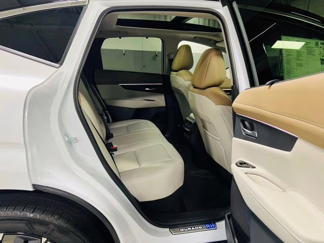 2026 Everest White Pearl/Black Nissan Murano Platinum AWD SUV