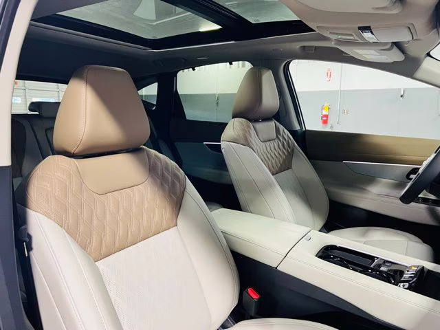 2026 Everest White Pearl/Black Nissan Murano Platinum AWD SUV