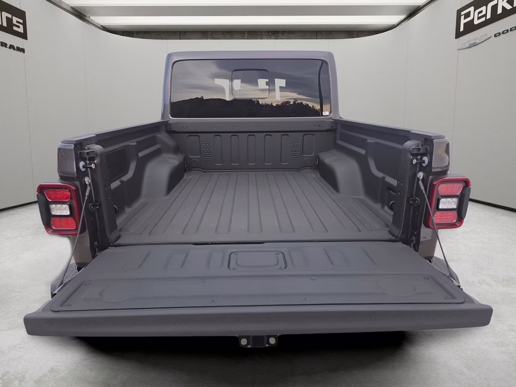 2026 Granite Crystal Metallic Clearcoat Jeep Gladiator Mojave 4X4 Truck