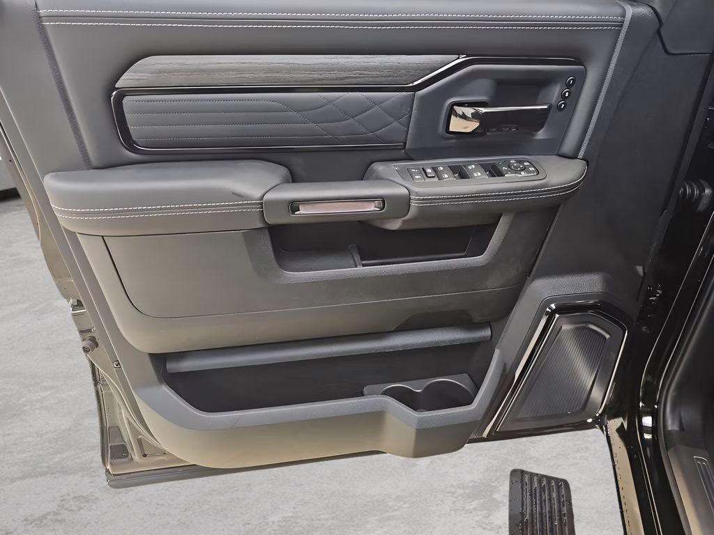 2026 Diamond Black Crystal Pearlcoat Ram 3500 Limited 4X4 Truck