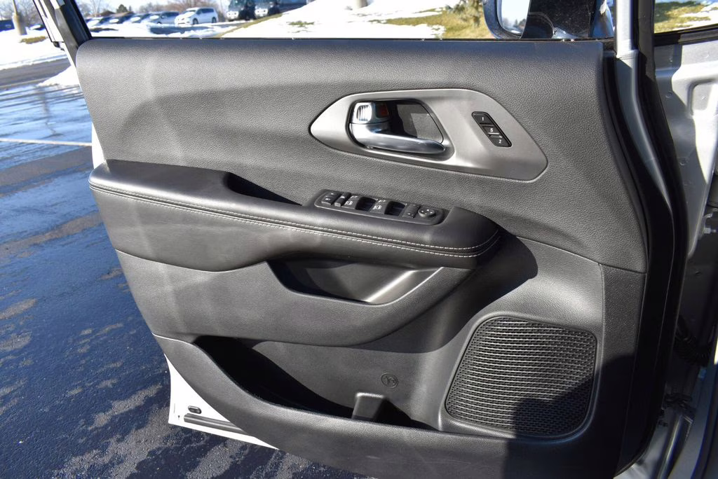 2026 Silver Mist Clearcoat Chrysler Pacifica Select AWD Van