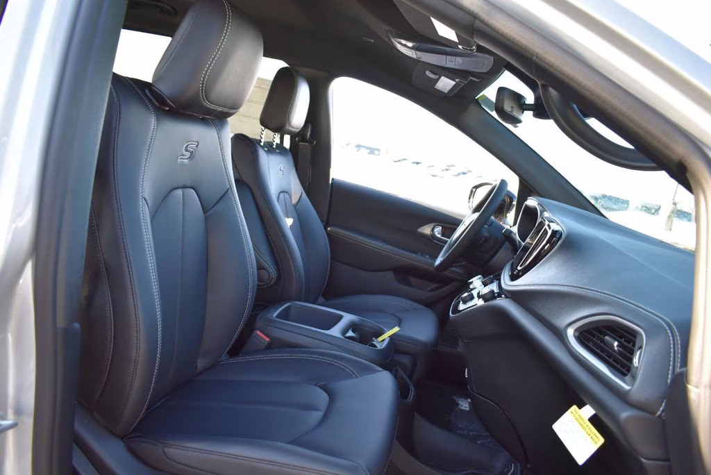 2026 Silver Mist Clearcoat Chrysler Pacifica Select AWD Van