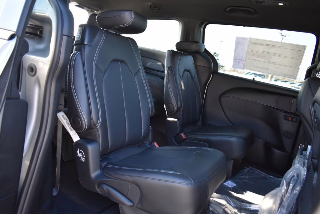 2026 Silver Mist Clearcoat Chrysler Pacifica Select AWD Van