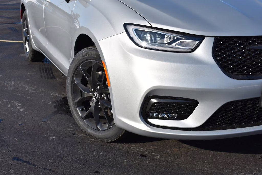 2026 Silver Mist Clearcoat Chrysler Pacifica Select AWD Van