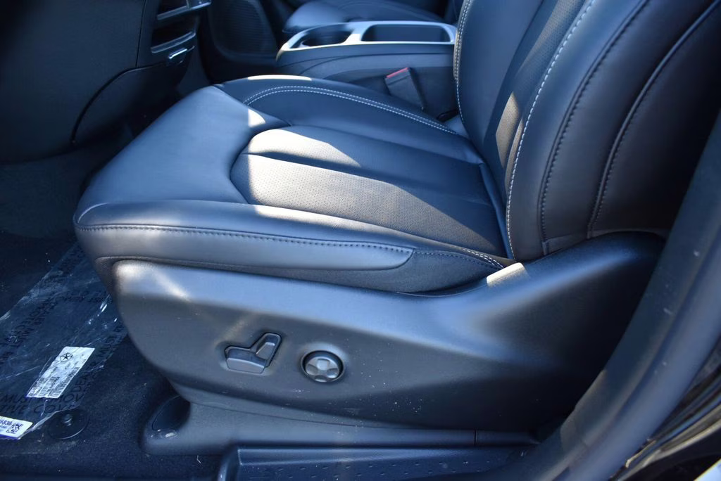 2026 Diamond Black Crystal Pearlcoat Chrysler Pacifica Select AWD Van