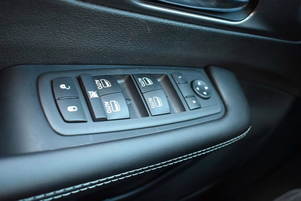 2026 Diamond Black Crystal Pearlcoat Chrysler Pacifica Select AWD Van