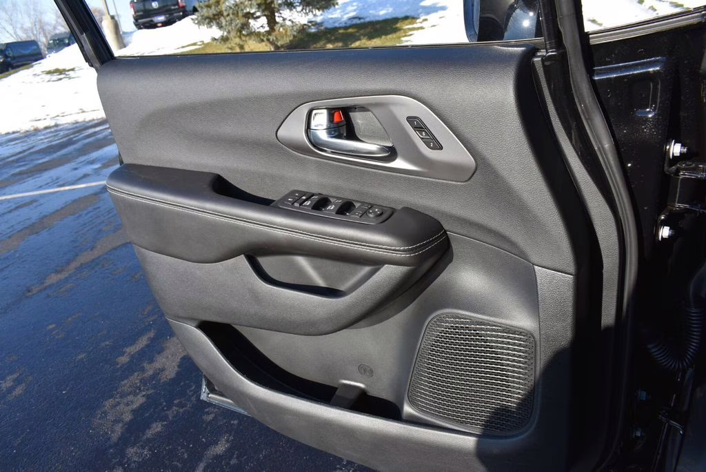 2026 Diamond Black Crystal Pearlcoat Chrysler Pacifica Select AWD Van