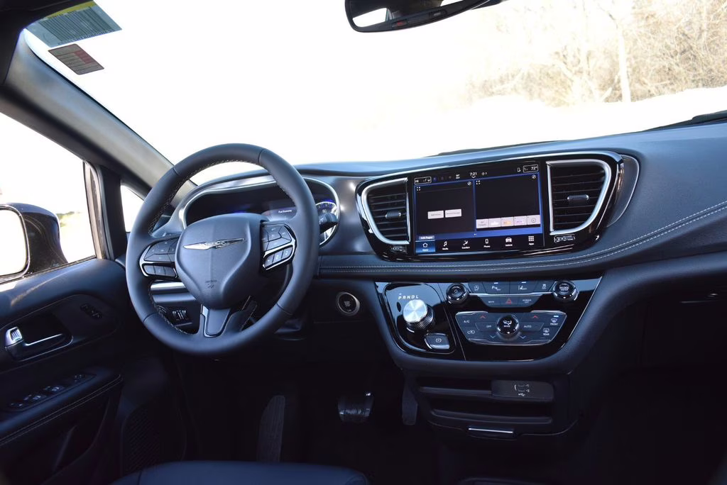 2026 Diamond Black Crystal Pearlcoat Chrysler Pacifica Select AWD Van