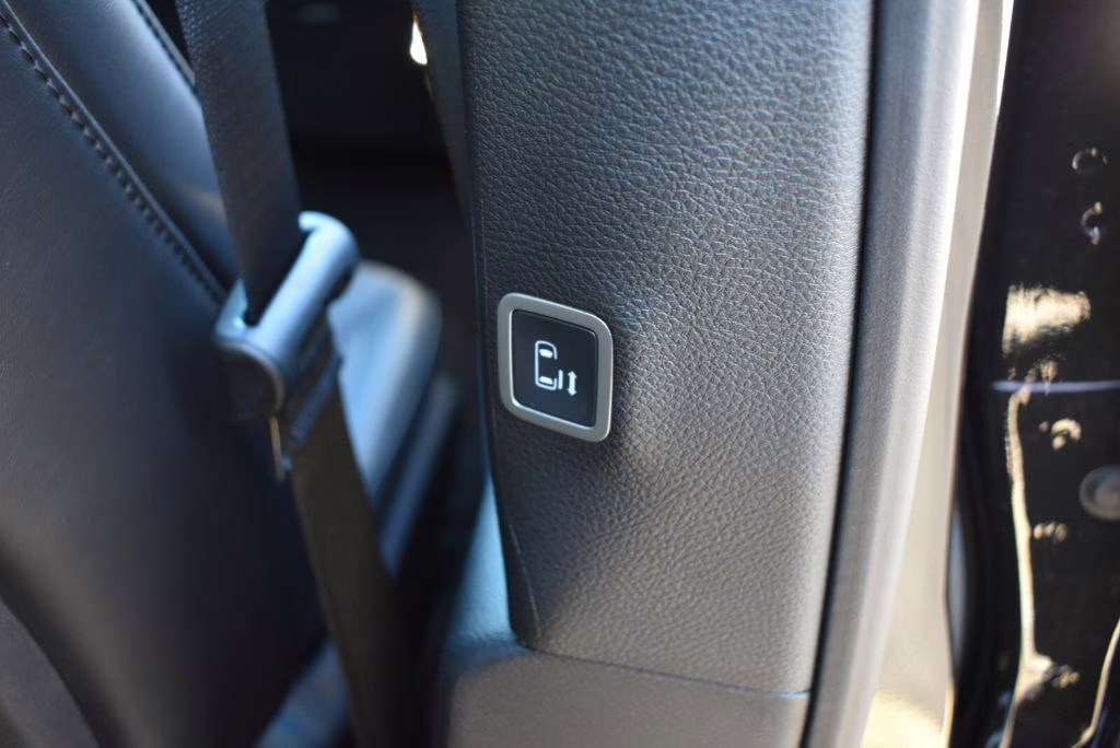 2026 Diamond Black Crystal Pearlcoat Chrysler Pacifica Select AWD Van