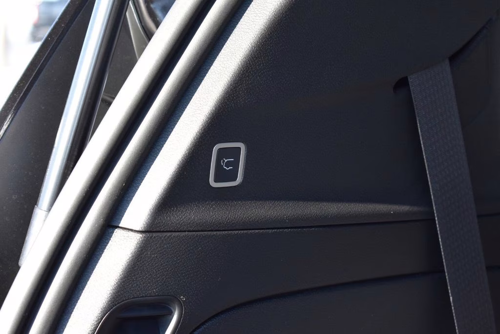 2026 Diamond Black Crystal Pearlcoat Chrysler Pacifica Select AWD Van