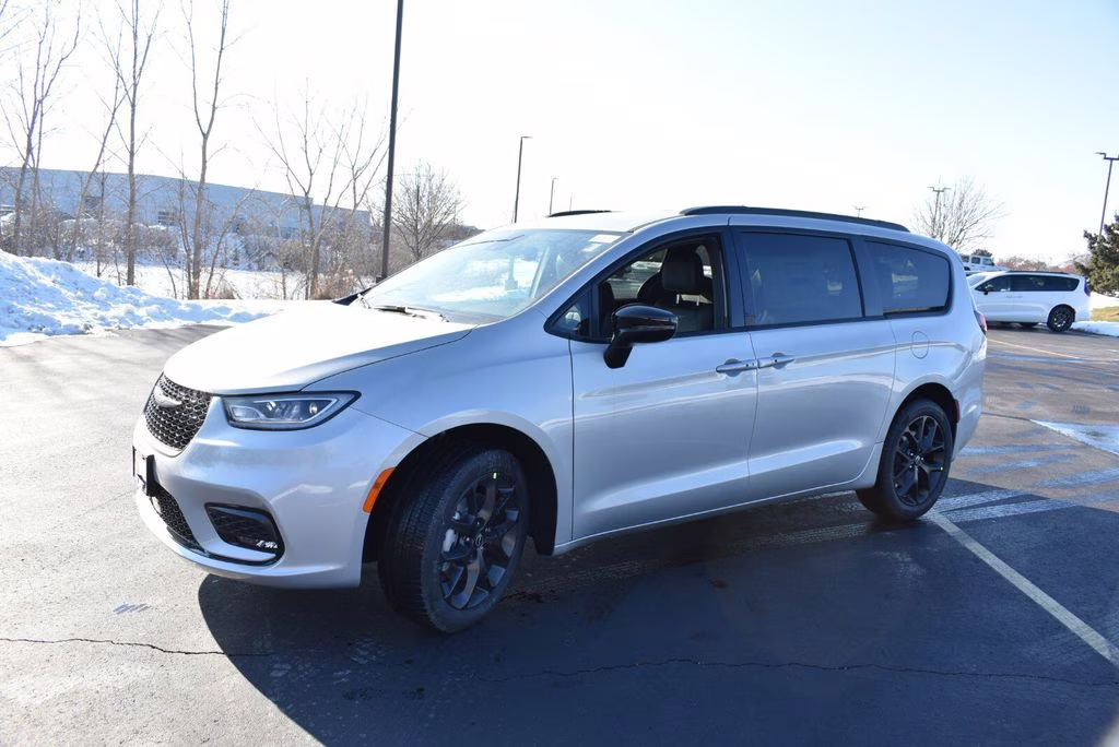 2026 Silver Mist Clearcoat Chrysler Pacifica Select AWD Van