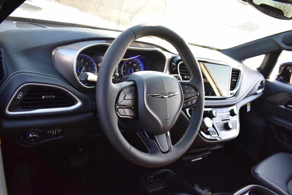 2026 Diamond Black Crystal Pearlcoat Chrysler Pacifica Select AWD Van