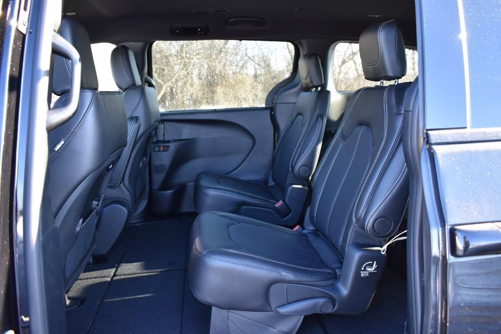 2026 Diamond Black Crystal Pearlcoat Chrysler Pacifica Select AWD Van