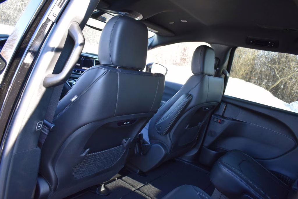 2026 Diamond Black Crystal Pearlcoat Chrysler Pacifica Select AWD Van