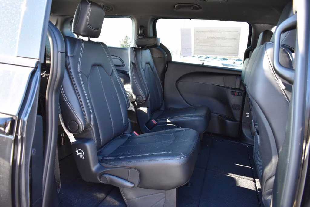2026 Diamond Black Crystal Pearlcoat Chrysler Pacifica Select AWD Van