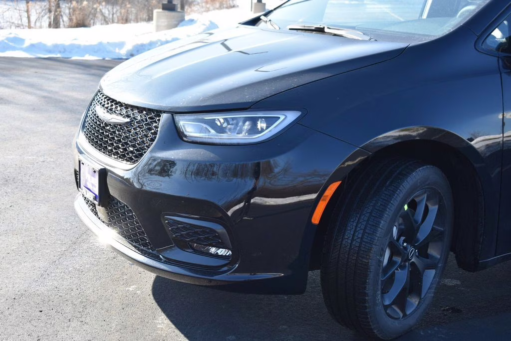 2026 Diamond Black Crystal Pearlcoat Chrysler Pacifica Select AWD Van