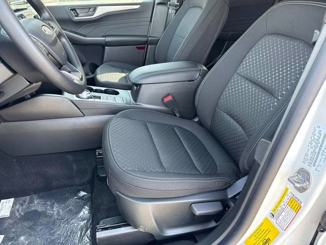 2025 Oxford White Ford Escape Active FWD SUV