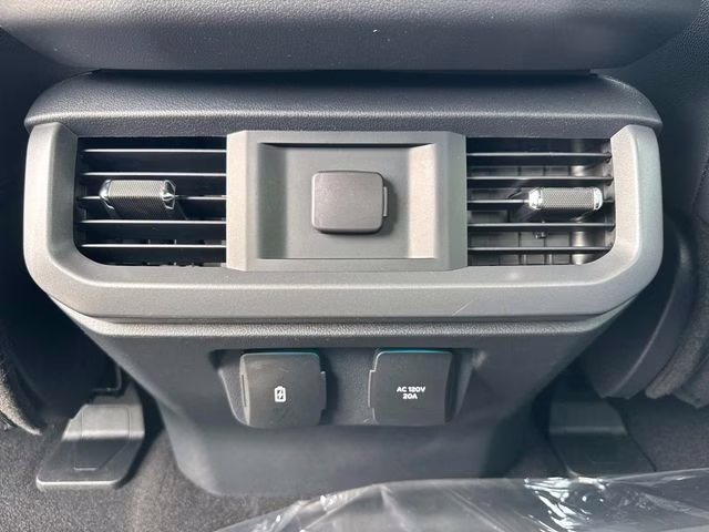 2025 White Metallic Ford F-150 Lariat 4X4 Truck