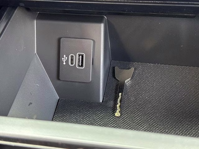 2025 White Metallic Ford F-150 Lariat 4X4 Truck