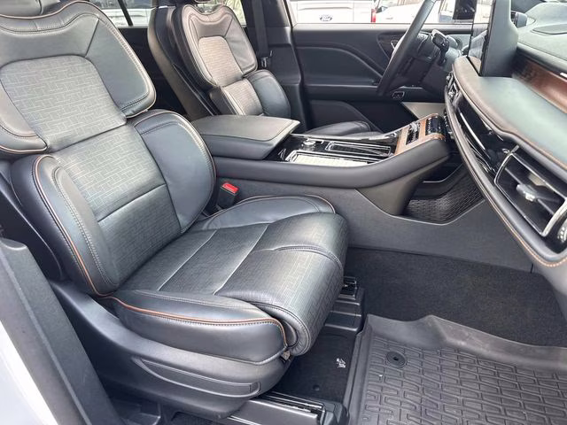 2025 White Metallic Lincoln Aviator Black Label AWD SUV