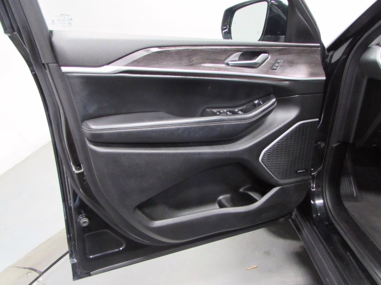 2021 Diamond Black Crystal Pearlcoat Jeep Grand Cherokee L Limited 4X4 SUV