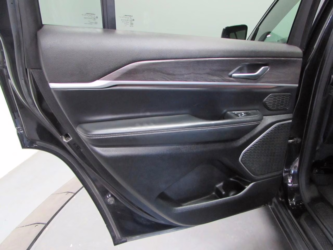 2021 Diamond Black Crystal Pearlcoat Jeep Grand Cherokee L Limited 4X4 SUV