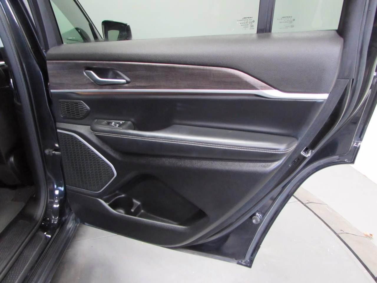 2021 Diamond Black Crystal Pearlcoat Jeep Grand Cherokee L Limited 4X4 SUV