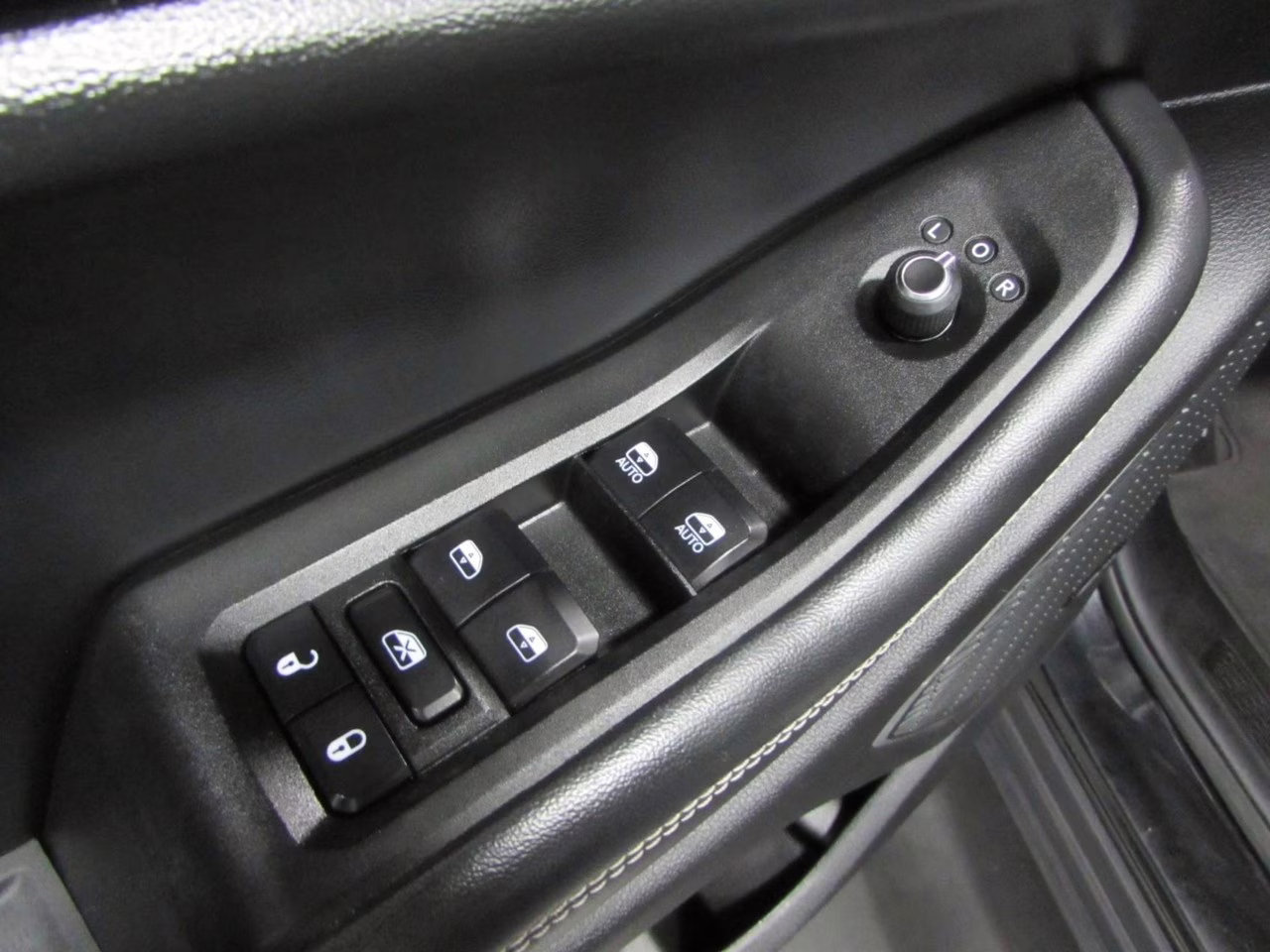 2021 Diamond Black Crystal Pearlcoat Jeep Grand Cherokee L Limited 4X4 SUV