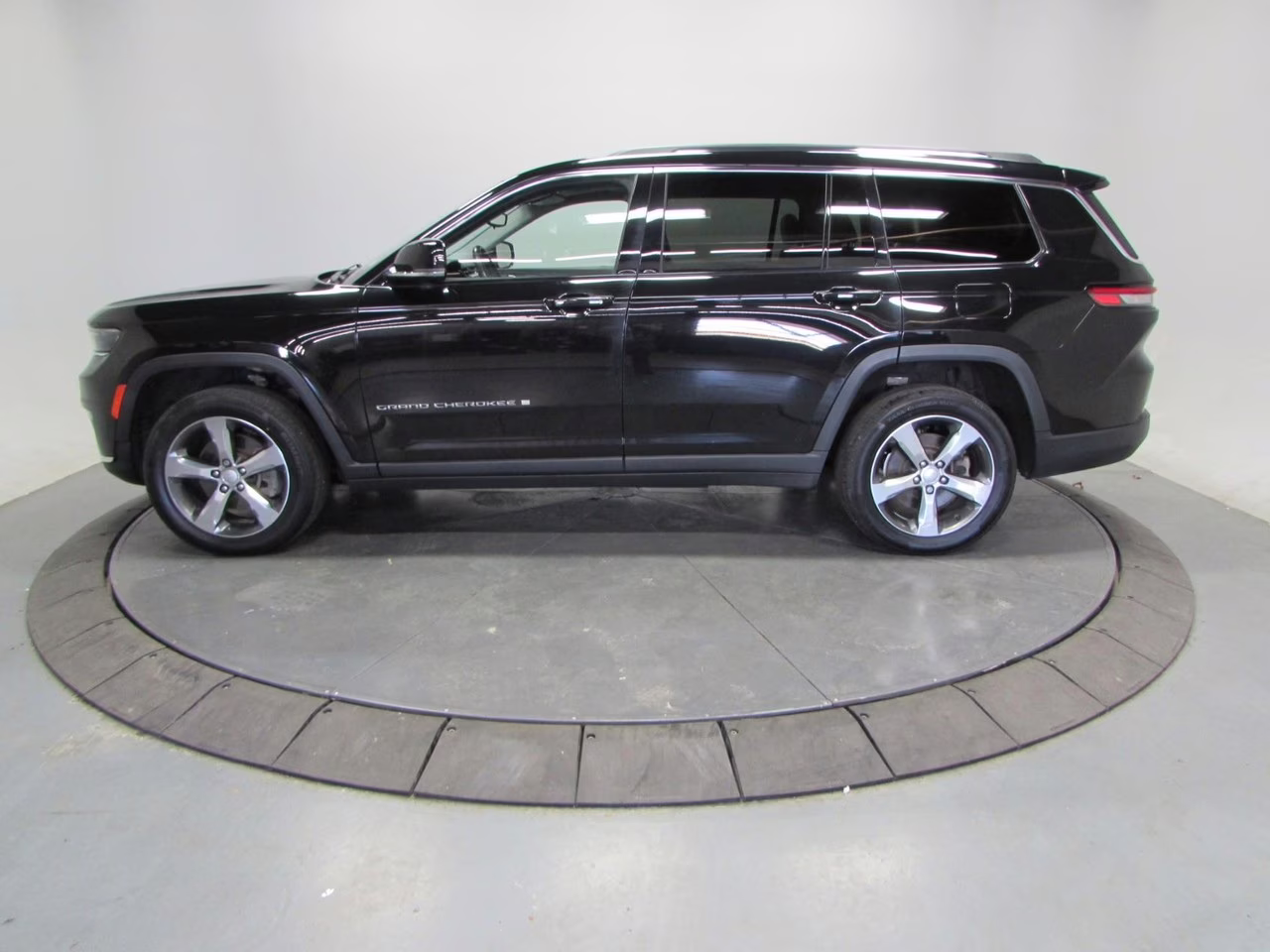 2021 Diamond Black Crystal Pearlcoat Jeep Grand Cherokee L Limited 4X4 SUV