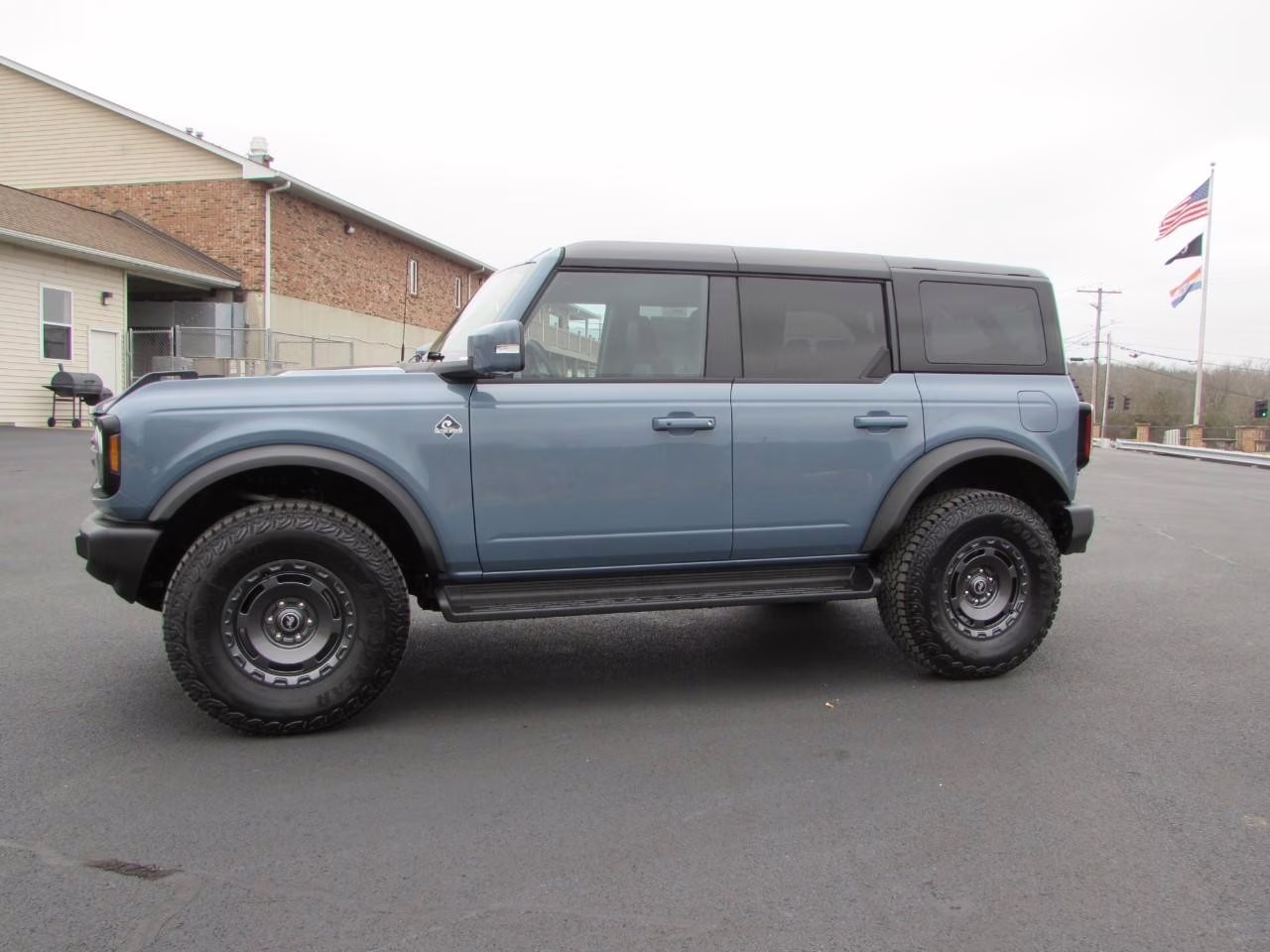 2025 Azure Gray Metallic Tri-Coat Ford Bronco Outer Banks 4X4 SUV