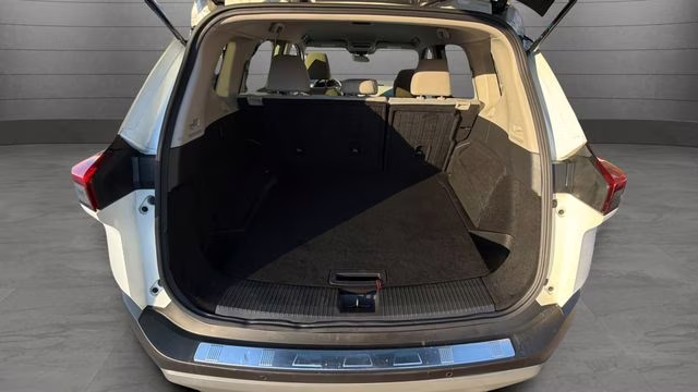 2023 Pearl White Tricoat Nissan Rogue SV AWD SUV