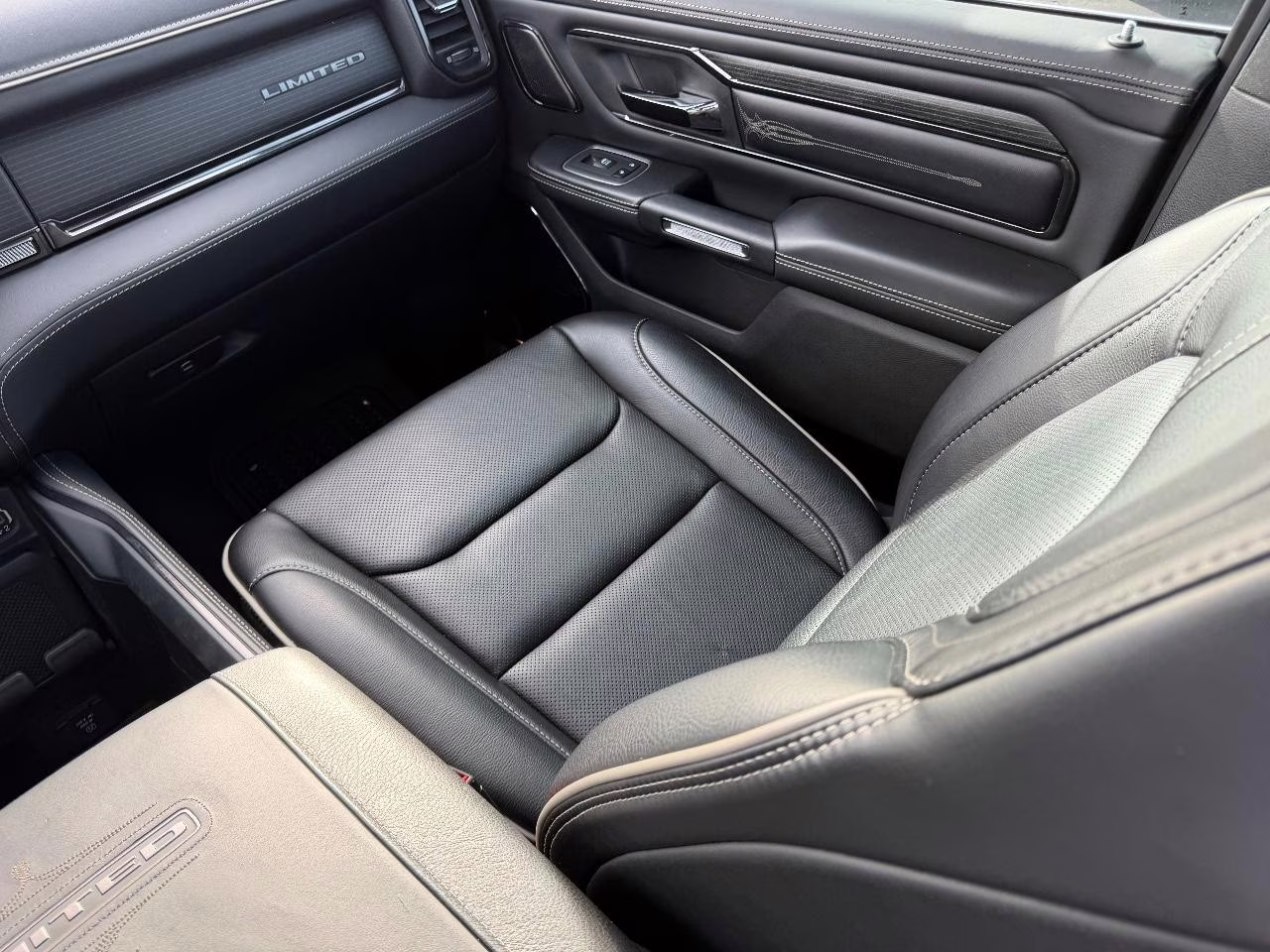 2023 Diamond Black Crystal Pearlcoat Ram 1500 Limited 4X4 Truck