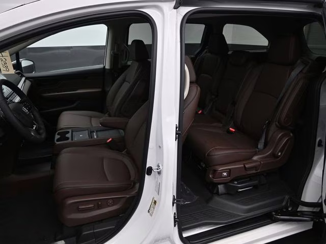 2026 Platinum White Pearl Honda Odyssey Touring FWD Van
