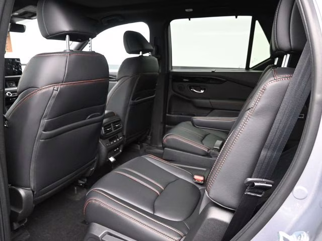 2025 Lunar Silver Metallic Honda Pilot TrailSport AWD SUV