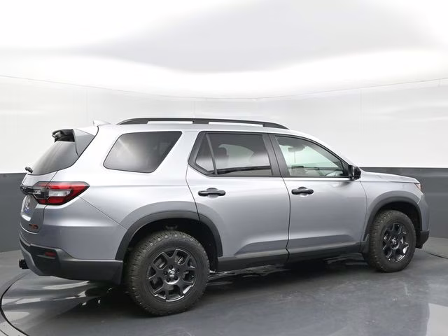 2025 Lunar Silver Metallic Honda Pilot TrailSport AWD SUV