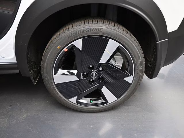 2026 Aspen White/Super Black Nissan Kicks SR FWD SUV