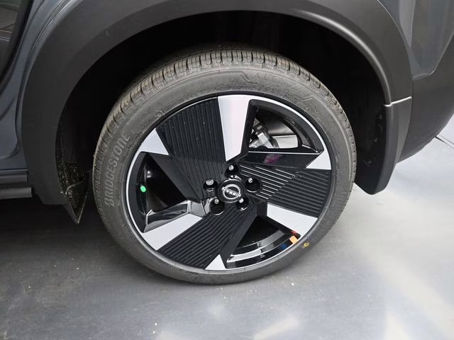 2026 Gun Metallic/Scarlet Ember Tintcoat Nissan Kicks SR FWD SUV