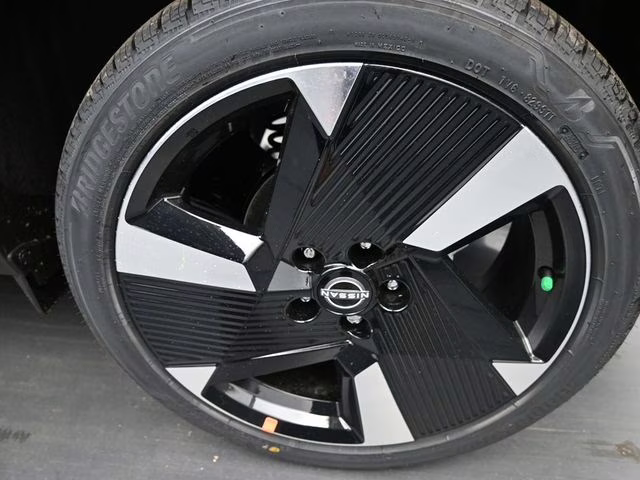 2026 Aspen White/Super Black Nissan Kicks SR FWD SUV