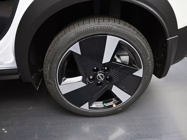 2026 Aspen White Tricoat Nissan Kicks SR FWD SUV