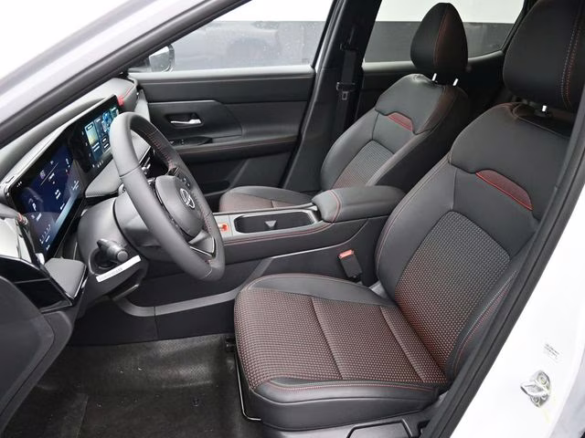 2026 Aspen White Tricoat Nissan Kicks SR FWD SUV