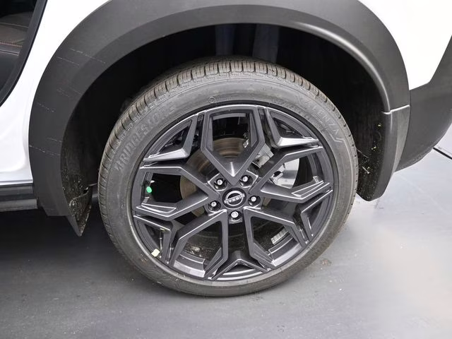 2026 Aspen White/Super Black Nissan Kicks SR FWD SUV