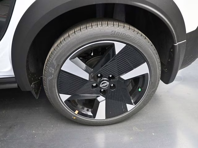 2026 Aspen White/Super Black Nissan Kicks SR FWD SUV