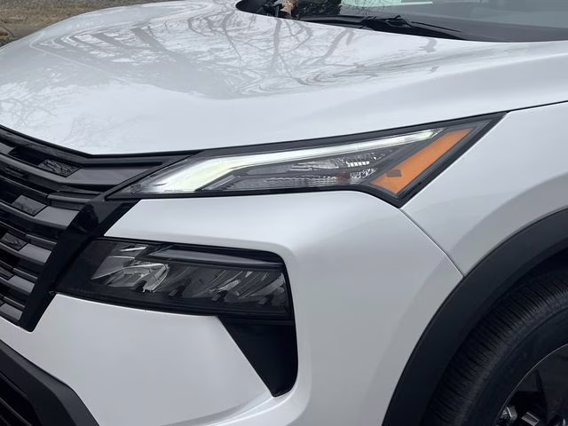 2026 Everest White Pearl Tricoat Nissan Rogue SV FWD SUV