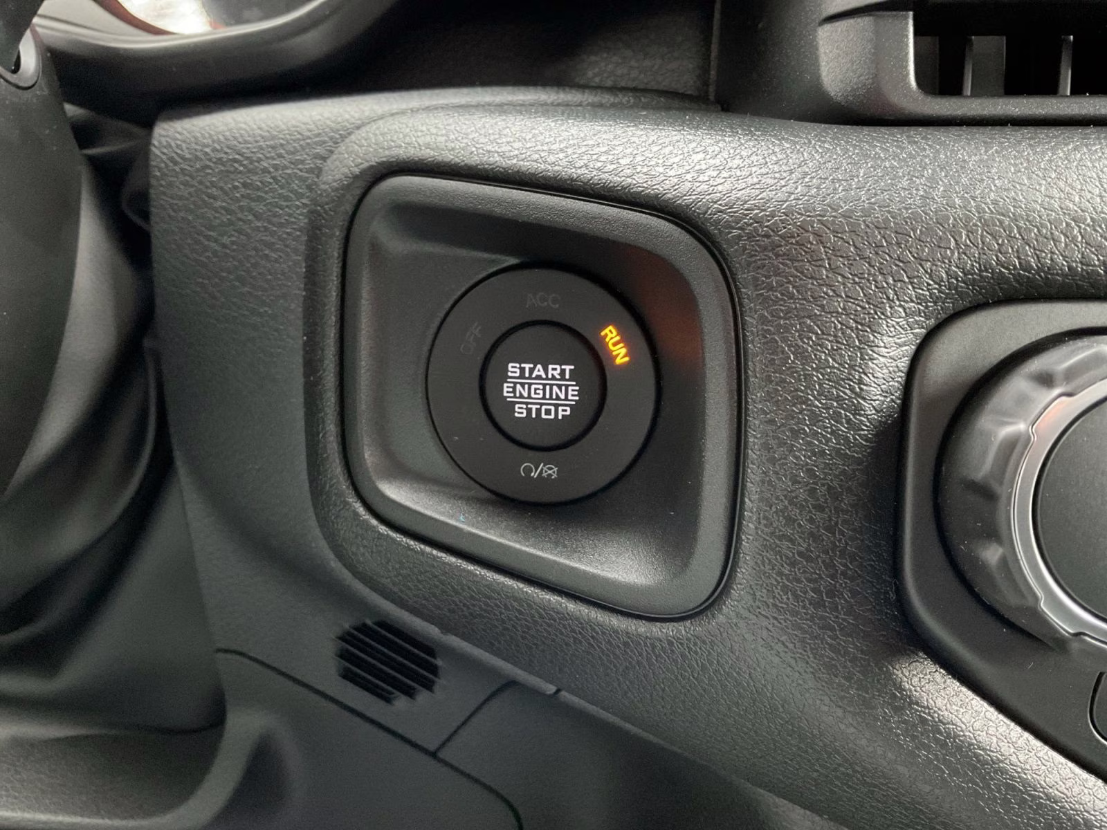 2026 Granite Crystal Metallic Clearcoat Jeep Gladiator Sport S 4X4 Truck