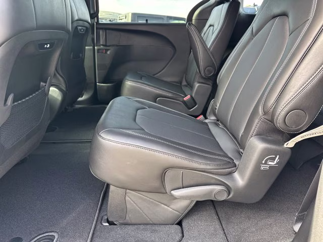 2026 Silver Mist Clearcoat Chrysler Pacifica Select FWD Van