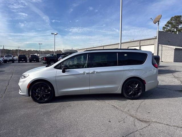 2026 Silver Mist Clearcoat Chrysler Pacifica Select FWD Van
