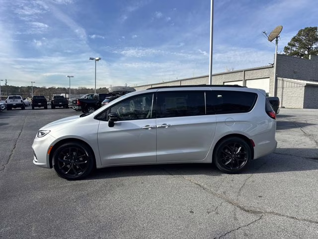 2026 Silver Mist Clearcoat Chrysler Pacifica Select FWD Van