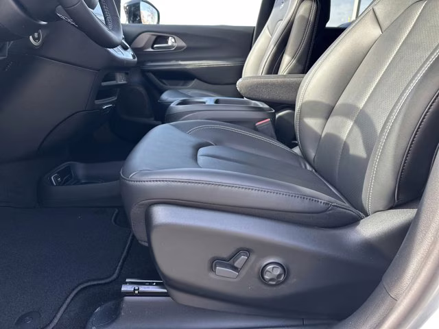 2026 Silver Mist Clearcoat Chrysler Pacifica Select FWD Van