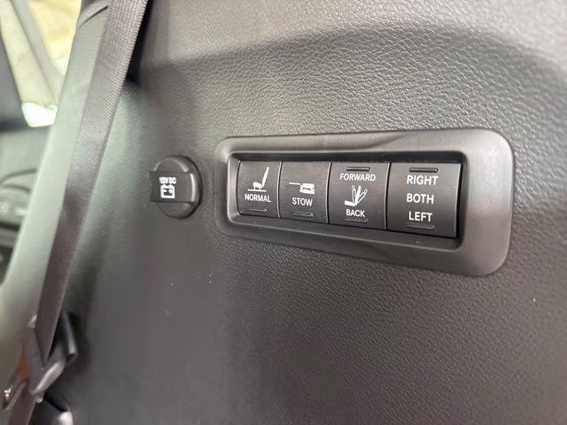 2026 Silver Mist Clearcoat Chrysler Pacifica Pinnacle FWD Van