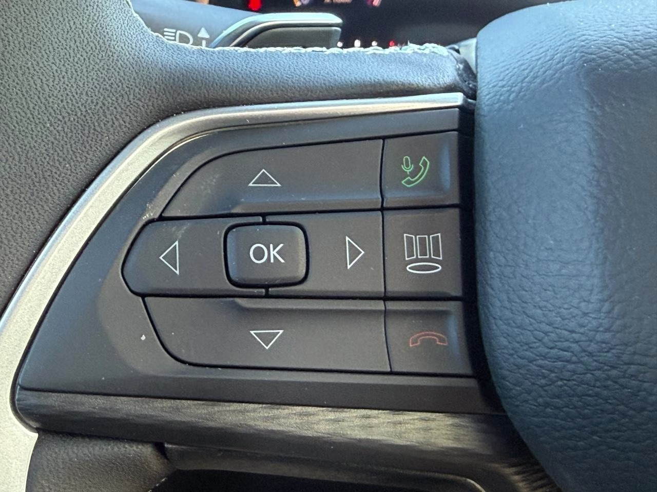 2025 Silver Zynith Jeep Grand Cherokee L Laredo 4X4 SUV